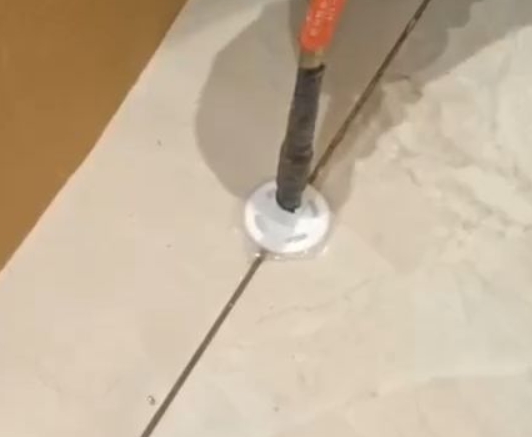 黄石市瓷砖空鼓维修公司专业解答瓷砖在铺贴过程中，如果没有涂抹均匀到位的粘结材料（如水泥砂浆或瓷砖胶），可能会导致以下问题