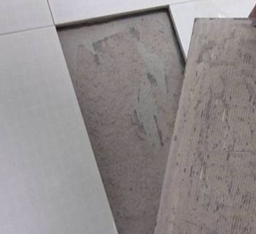 黄石市瓷砖空鼓维修公司分享瓷砖铺贴时如果打浆（即涂抹在瓷砖背面和基层上的砂浆或瓷砖胶）过少，会带来以下问题